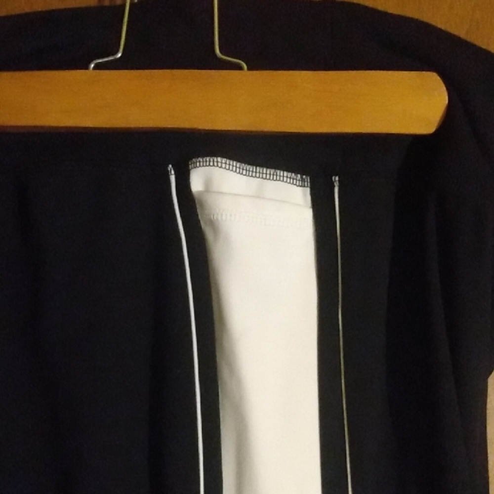 6/$20 Livi Active Black and White Capris - Picture 5 of 7